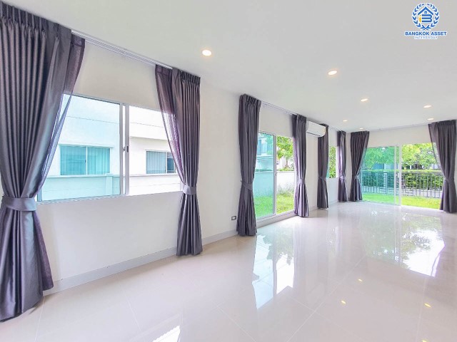 *****บ้านเดี่ยวมือสอง ม.เซนโทร พหลโยธิน-วิภาวดี เนื้อที่กว้าง 51 ตร.ว. ฟังก์ชัน 3 ห้องนอน 3 ห้องน้ำ ที่จอดรถ 2 คัน บ้านหลังใหญ่ สภาพใหม่เอี่ยม พร้อมลากกระเป๋าเข้าอยู่! บนทำเลเดินทางสะดวกเชื่อมต่อถนนพหลโยธิน, ถนนลำลูกกา, ถนนสายไหม, ถนนรังสิต-นครนายก และทางด่วน "โทลล์เวย์" จองเลยวันนี้!